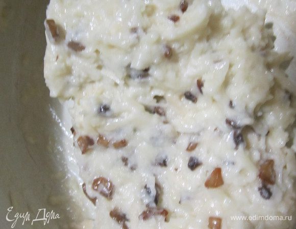 Мелко нарезать грибы, обжарить, выложить на бумажную салфетку. Взбить миксером яичные белки в крепкую пену. Добавить понемногу тёртый сыр Джюгас и жареные грибы. Аккуратно перемешать.