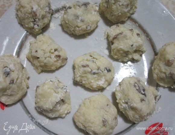 Сделать небольшие шарики, обвалять в муке и обжарить в разогретом масле. 