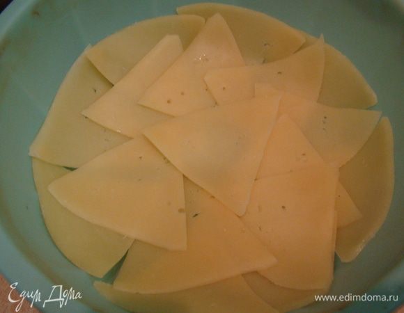 Включить духовку на 200-220"С. Нарезать тонко сыр - выстелить им (150 г) дно силиконовой формы