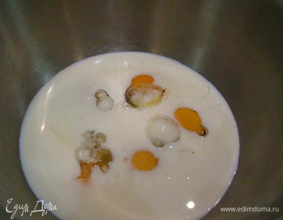Смешать яйца с молоком