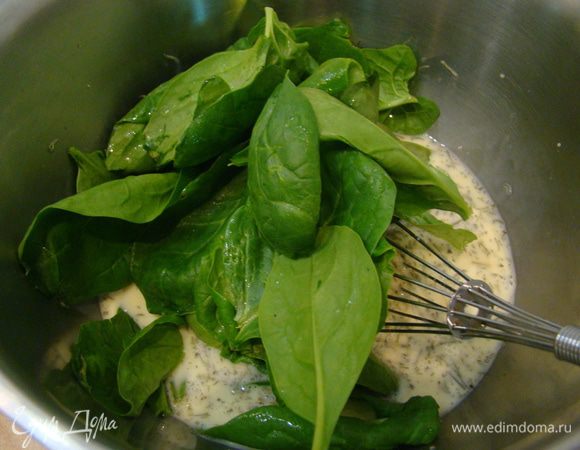 Шпинат вымыть и высушить, отрезать лишние палочки, смешать с яйцами, добавить специи, вылить смесь сверху помидоров.