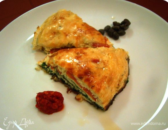 Накрыть все оставшимся сыром, запекать в духовке 20-25 минут на достаточно высокой температуре. Перевернуть готовый омлет на блюдо, подавать с каперсами и острым соусом. Приятного аппетита!