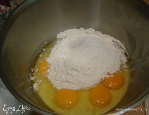 Сгущенку, яйца, муку и разрыхлитель смешиваем. 