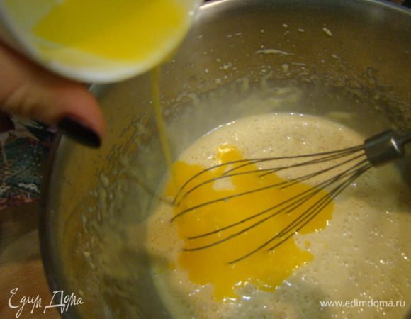 Масло растопить, добавить в тесто.