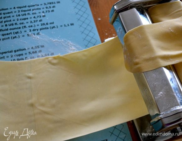 Теперь перейдем к приготовлению тальятелле. Я использую для этого машинку для изготовления пасты... Но, если у Вас такой нет - без паники! Раньше я тоже весь этот процесс проделывала вручную. Просто потребуется чуть больше затрат времени и энергии... ))))  