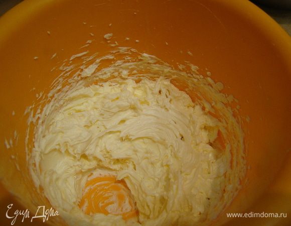 Мягкое масло взбиваем со сгущенкой.