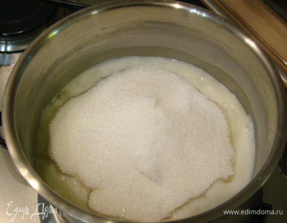 Агар ставим на огонь, варим минуты 3, добавляем сахар.