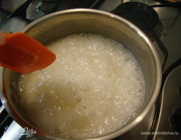 Продолжаем варить сироп после закипания еще минут 5; в это время взбиваем белки с лимонной кислотой.