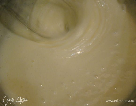 Горячий сироп вливаем в белки, продолжая взбивать, добавляем масляную смесь.