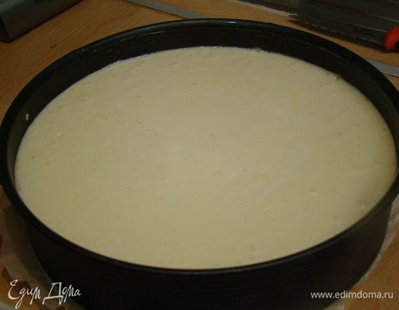 На корж выливаем суфле, ставим в холод.