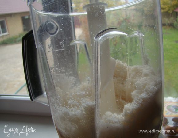 Переходим к кокосовому муссу. Нужна очень мелкая кокосовая стружка: я дополнительно обработала в блендере.