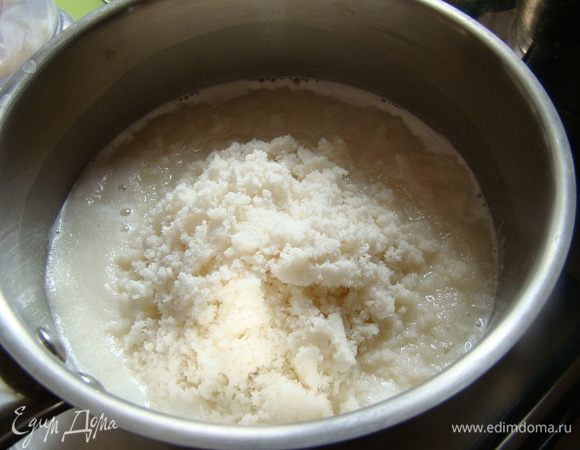 Молоко (200) и сахар ставим на огонь, когда сахар раствориться - добавляем кокосовую стружку.