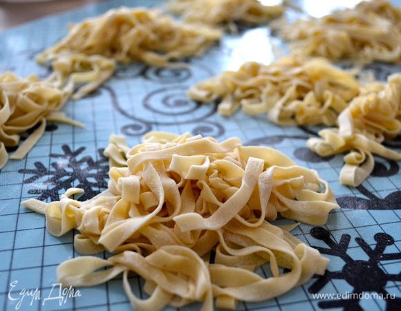 Необходимо "вооружиться" скалкой и раскатать тесто в тонкий пласт. Затем нарезать тесто полосками, скрутить их в трубочку и нарезать тальятелле, наподобие домашней лапши. В крайнем случае,........... можно купить хорошие тальятелле! ))))))) (свежие, из яичного теста) Отварить пасту в большом количестве подсоленной воды. Варить буквально 3 минуты ("аль денте"), так как у нас свежие домашние макароны... ))))