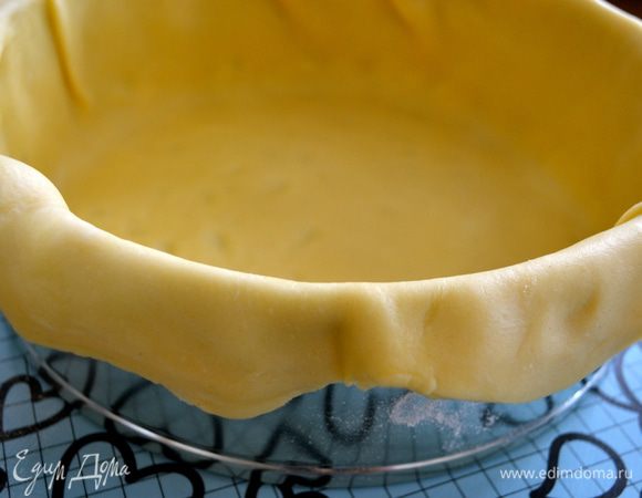 Смешать соус бешамель с креветочной начинкой. 
Духовку включить разогреваться на 200 С. Смазать сливочным маслом форму для пирогов (25 см), присыпать мукой. Тесто для коржа раскатать в пласт толщиной 3 мм. Выложить в подготовленную форму тесто, так, чтобы края свисали за пределы формы.