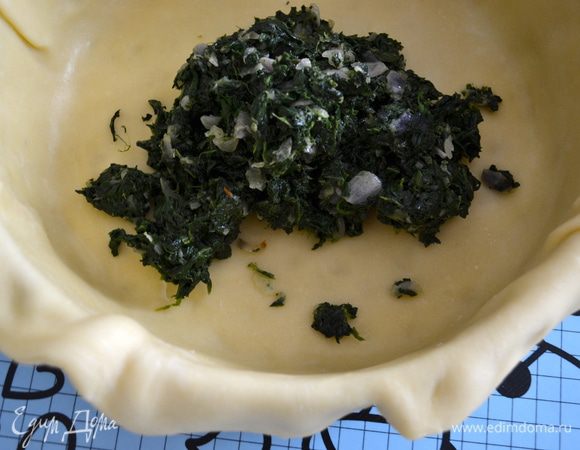 Выложить поверх теста начинку из овощей. Разровнять в один слой.