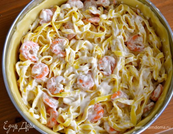 Готовые тальятелле смешать с белым соусом с креветками... Выложить поверх слоя из овощей. Подрезать и выровнять бока "торта" ​и поставить выпекаться в разогретую духовку на 30-40 минут. По прошествии половины времени выпечки накрыть верх пирога фольгой, чтобы паста сильно на зажарилась и не потемнела. 