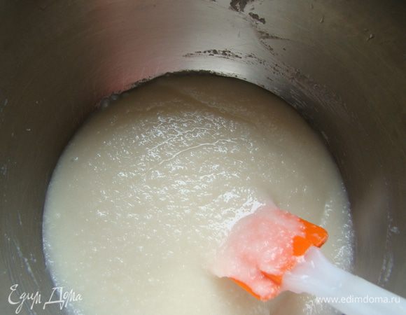 Разогреть желатин в СВЧ; секунд 20-30 будет достаточно, чтобы желатин разошелся; смешиваем с кокосовой сладкой массой, оставляем остывать.