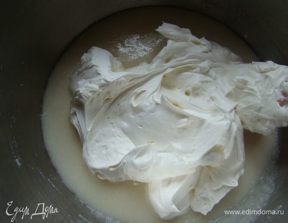 Охлажденные сливки взбиваем до устойчивых пиков.