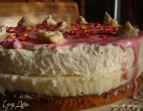 Освобождаем от тортового кольца. Украшаем по желанию - глазурью, растопленным белым шоколадом, кондитерской посыпкой.