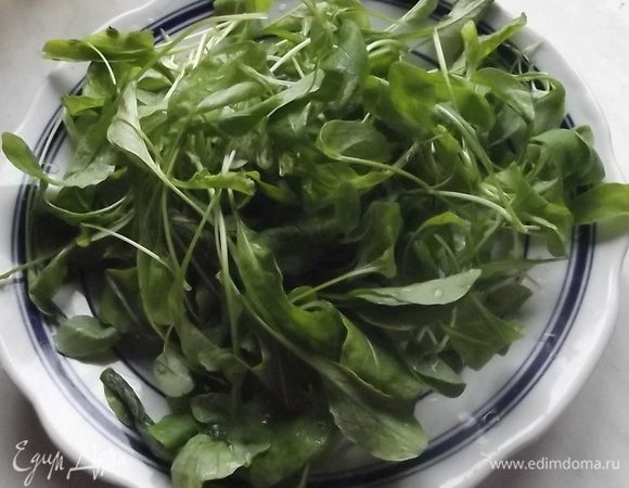 Листья руколы вымыть и осушить.