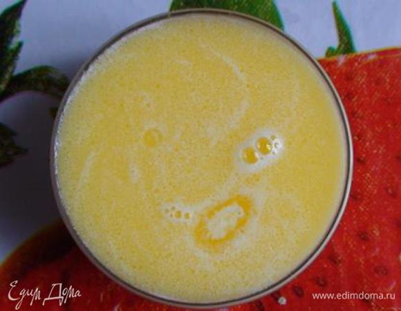 50 г масла растопить в молоке. Дать остыть примерно до 40 градусов.