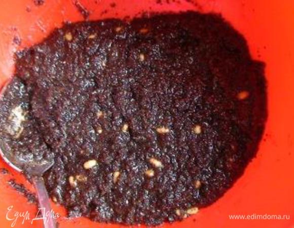 Чтобы не возиться с маком (распаривать, перетирать) берем уже готовую маковую массу. Они продаются в магазинах, бывают от разных производителей и даже уже с добавками в виде изюма или цитрусовых.
Добавить 1 яйцо, кедровые орешки, амаретто и перемешать.