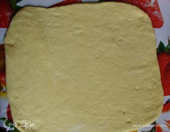 Подошедшее тесто раскатать в пласт примерно 20х30 см (следите, чтобы не было тонко  – там порвется).