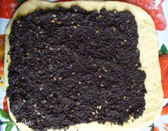 Равномерно распределить по коржу маковую начинку, отступая от краев (кроме того, с которого начнем закатывать). Свернуть рулетом с короткого края (нужно, чтобы рулет получился толстым, а не длинным). Хорошо защипать края!!!