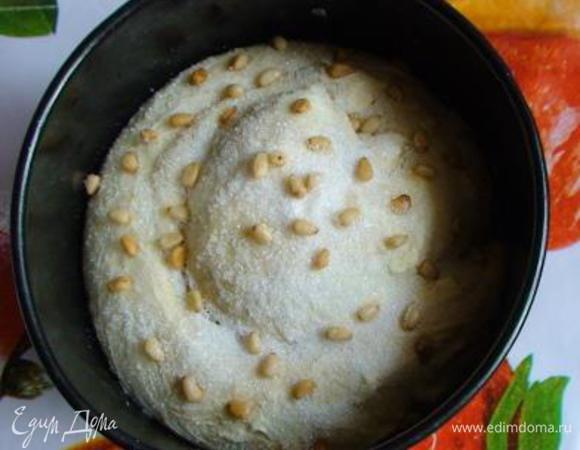 Сверху смазать 1 ст.л. масла, посыпать 1 ст.л. сахара и 1 ст.л. кедровых орешков, накрыть полотенцем и дать подойти  в теплом месте 20 мин.