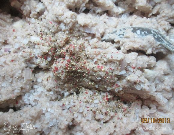 Нагреем молоко в кастрюле (слегка, чтобы стало теплым). Всыпаем гречневую муку и помешиваем, пока тесто не станет мягким, но еще жидковатым (как сметана). Мелко режем лук и добавляем его в кастрюлю.
Посолим, поперчим.
