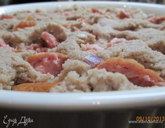 Смазываем форму салом, выкладываем тесто слоем толщиной около 2 см.
Сосиски крошим руками, раскладываем их на тесте.
Разогреваем духовку до 190 град., и запекем, пока блюдо не подрумянится.