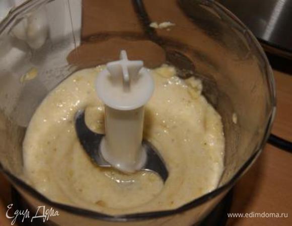 Один банан пюрировать в блендере.