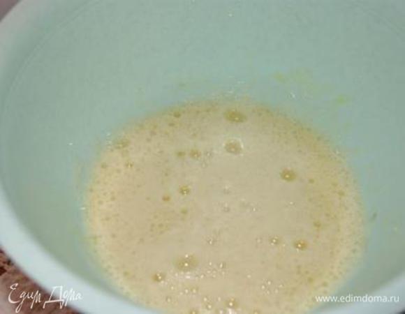 Яйца взбить с 5 ст.л. сахара.