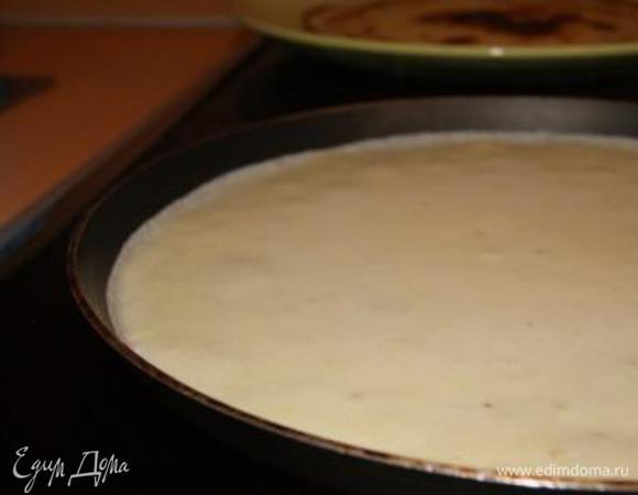 Выпекать коржи в блинной сковороде.