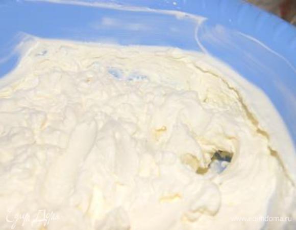 Приготовить крем. Сливки взбить с 3 ст. л. сахара, добавить рикотту, все перемешать до однородности.
