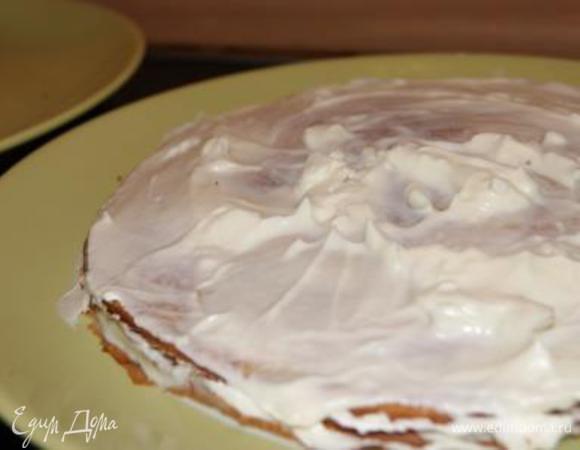 На коржи выложить крем.