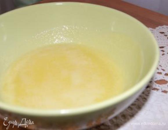 Приготовить карамель. Сливки (120 мл.) смешать с  3 ст. л. сахара, добавить немного слив.масла. Варить до загустения. Остудить. 