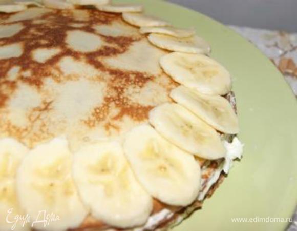 Тем временем, 1 банан нарезать на тонкие дольки, выложить на торт.