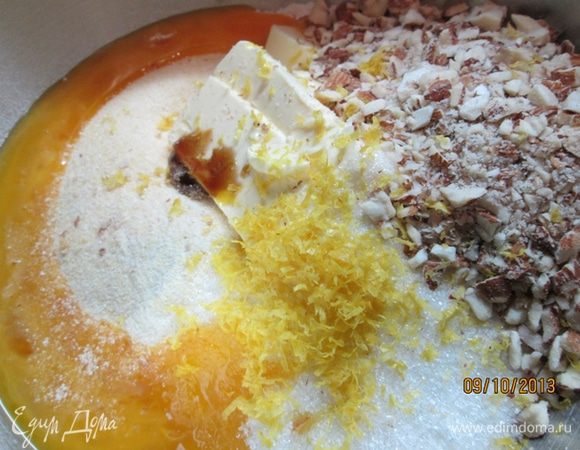 Все просто! В миску просеиваем муку обоих сортов. Добавляем масло и жир (он придаст рассыпчатость тесту), сахар и миндаль, цедру лимона, желтки и экстракт ванили. 