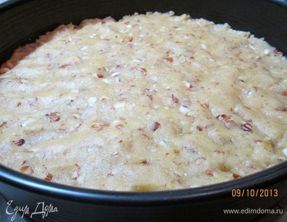 Смазать разъемную форму маслом, выложить и разровнять тесто. 
Выпекать в духовке при температуре 160 град. около 45 мин.
