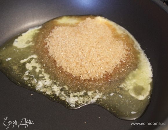 В сковороде на  растопите 60 г сливочного масла. Добавьте сахар, растопите.