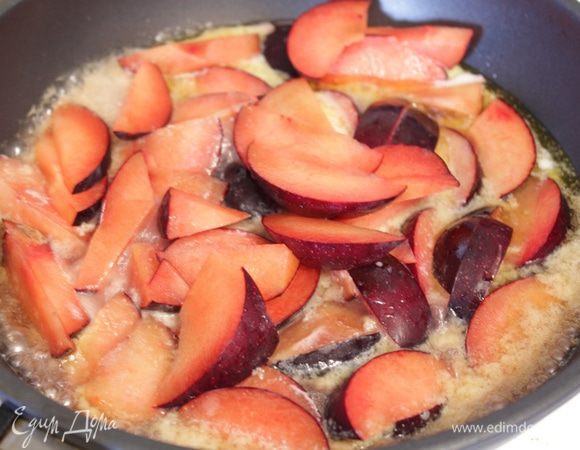 В эту же сковороду добавьте  сливки, а затем порезанные сливы, потушите их до мягкости. 