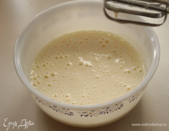  Для бисквита взбейте миксером яйца с сахаром  на высокой скорости до образования густой пены (8-10 минут).