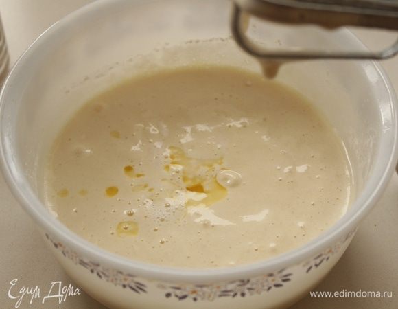 Добавьте муку, аккуратно перемешайте. Затем добавьте 2 ст. л. кипятка и растопленное сливочное масло. Снова аккуратно перемешайте..