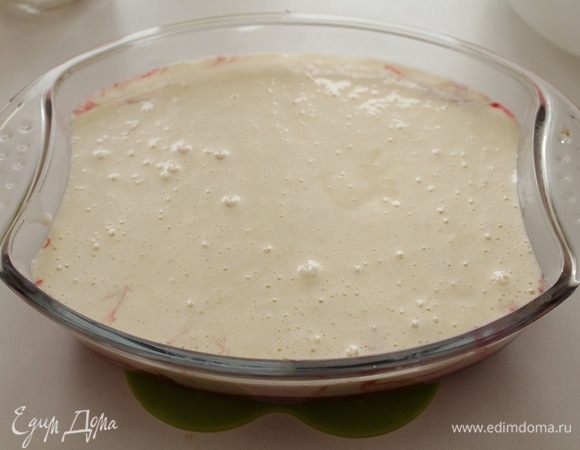 .Выложите тесто на сливы . 