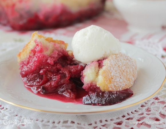 подавать пирог лучше теплым с шариком ванильного мороженного. приятного аппетита!