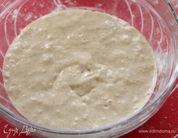 Для опары:смешайте закваску, воду, муку, дрожжи , накройте пленкой и поставьте в тепло на час. Опара должна вырасти.