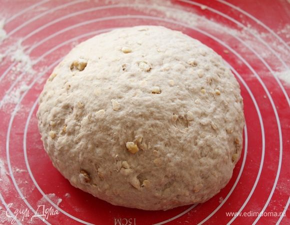 Замесите мягкое тесто, может остаться небольшая липкость. Не забивайте мукой.