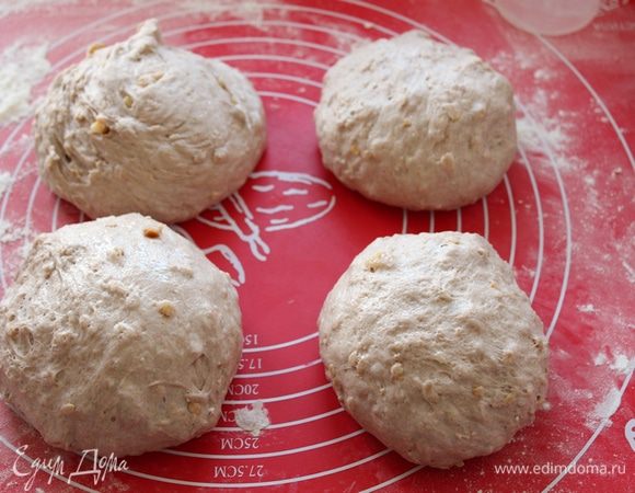 Готовое тесто выложите на  рабочую поверхность, разделите  4 части, округлите и дайте отдохнуть минут 10.
