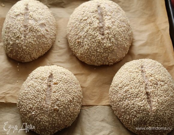 Сформируйте круглые булки, обваляйте их в кунжуте, оставьте расстаиваться мин на 30-40. Выпекайте первые 15 минут с паром  при 240, потом температуру снизить до 180- 200,и печь до румяности.